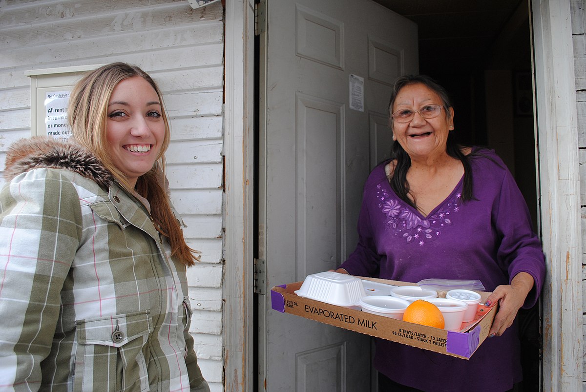who prepares the food for meals on wheels