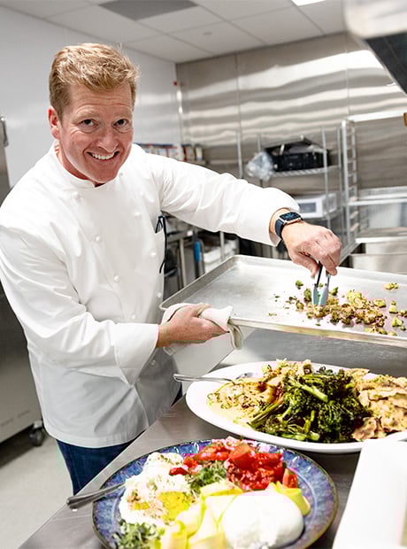 who prepares the food for meals on wheels